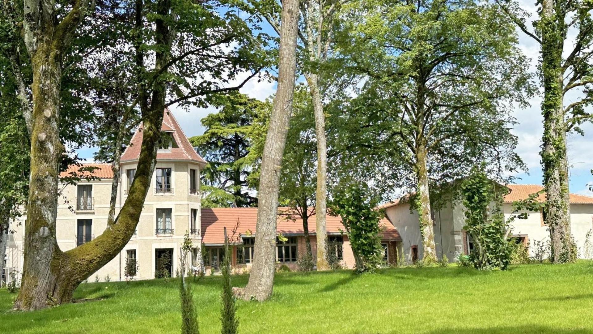 Bed and Breakfast Le Manoir Des Perrieres à Rochechouart Extérieur photo
