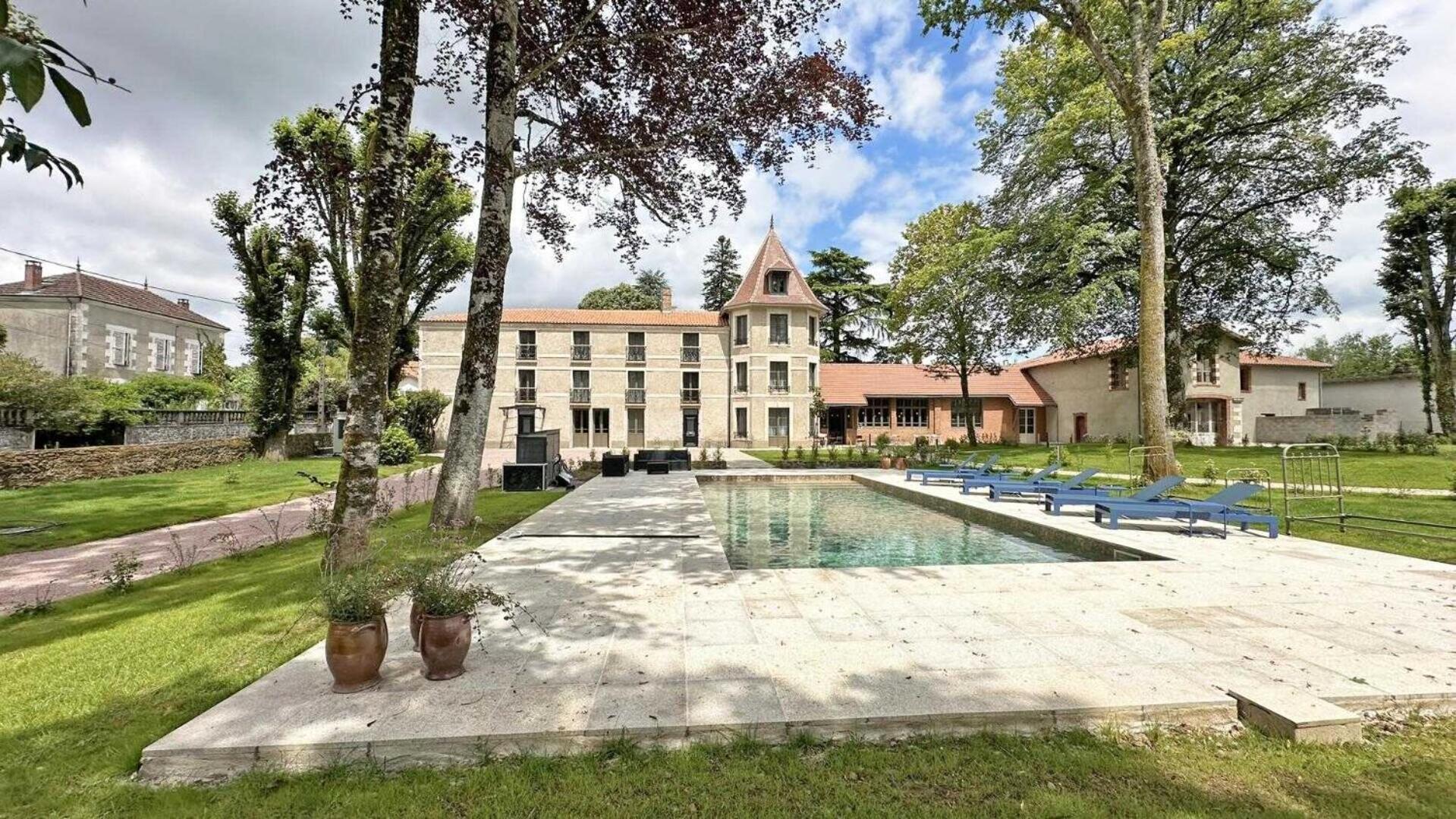 Bed and Breakfast Le Manoir Des Perrieres à Rochechouart Extérieur photo