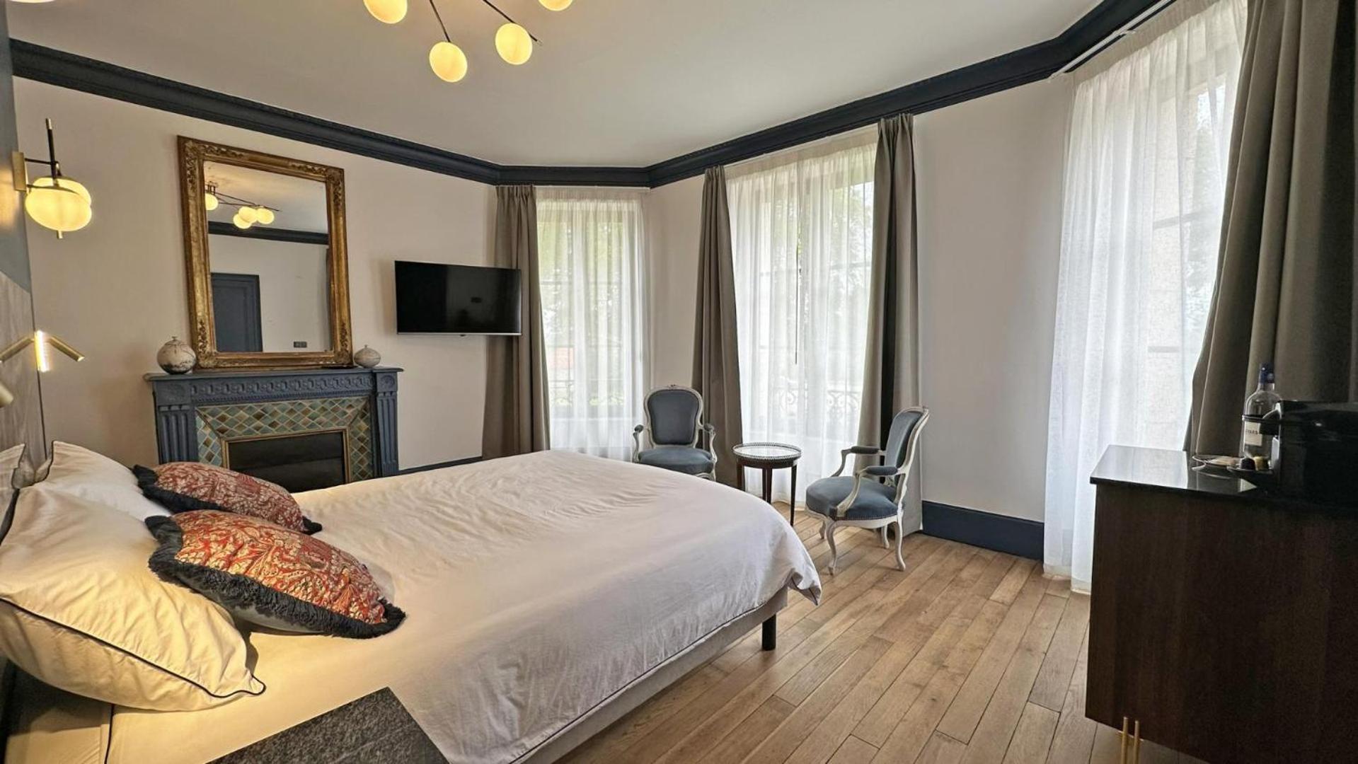 Bed and Breakfast Le Manoir Des Perrieres à Rochechouart Extérieur photo