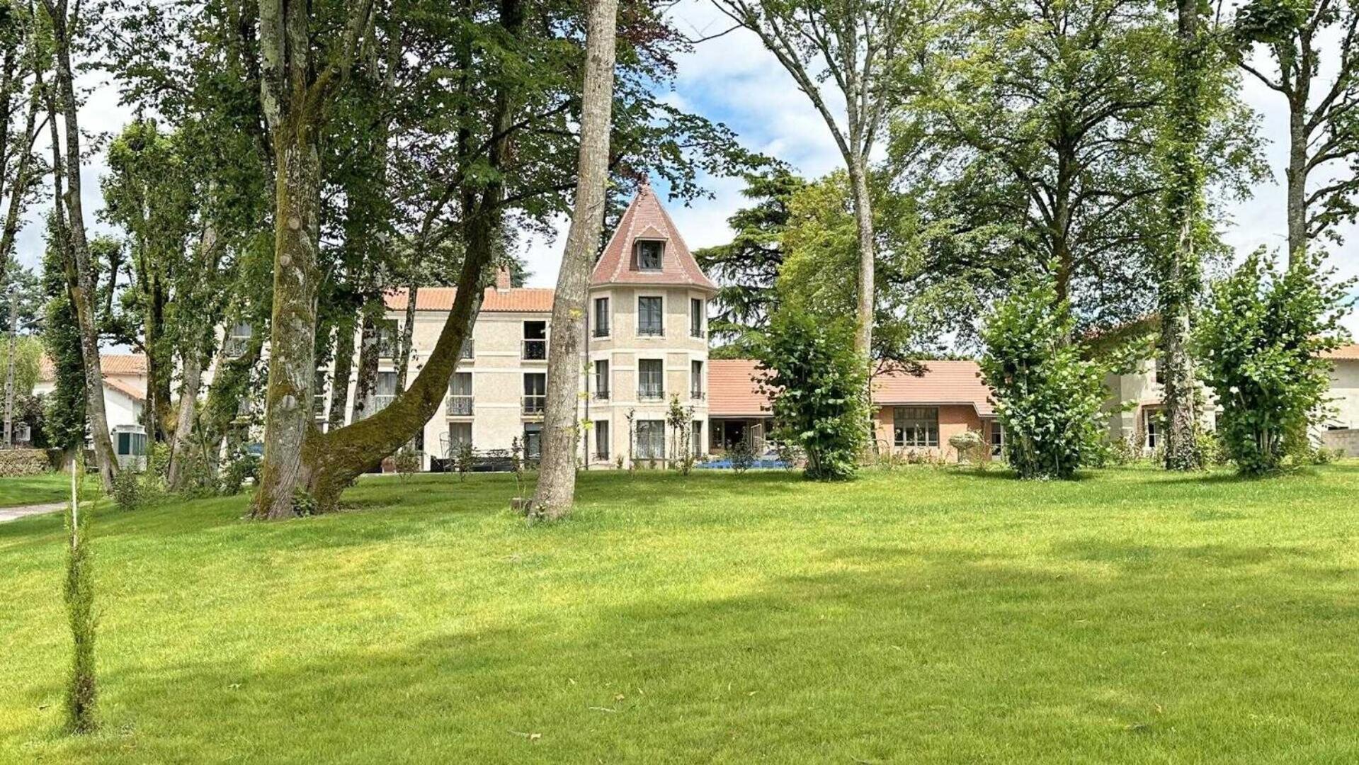 Bed and Breakfast Le Manoir Des Perrieres à Rochechouart Extérieur photo